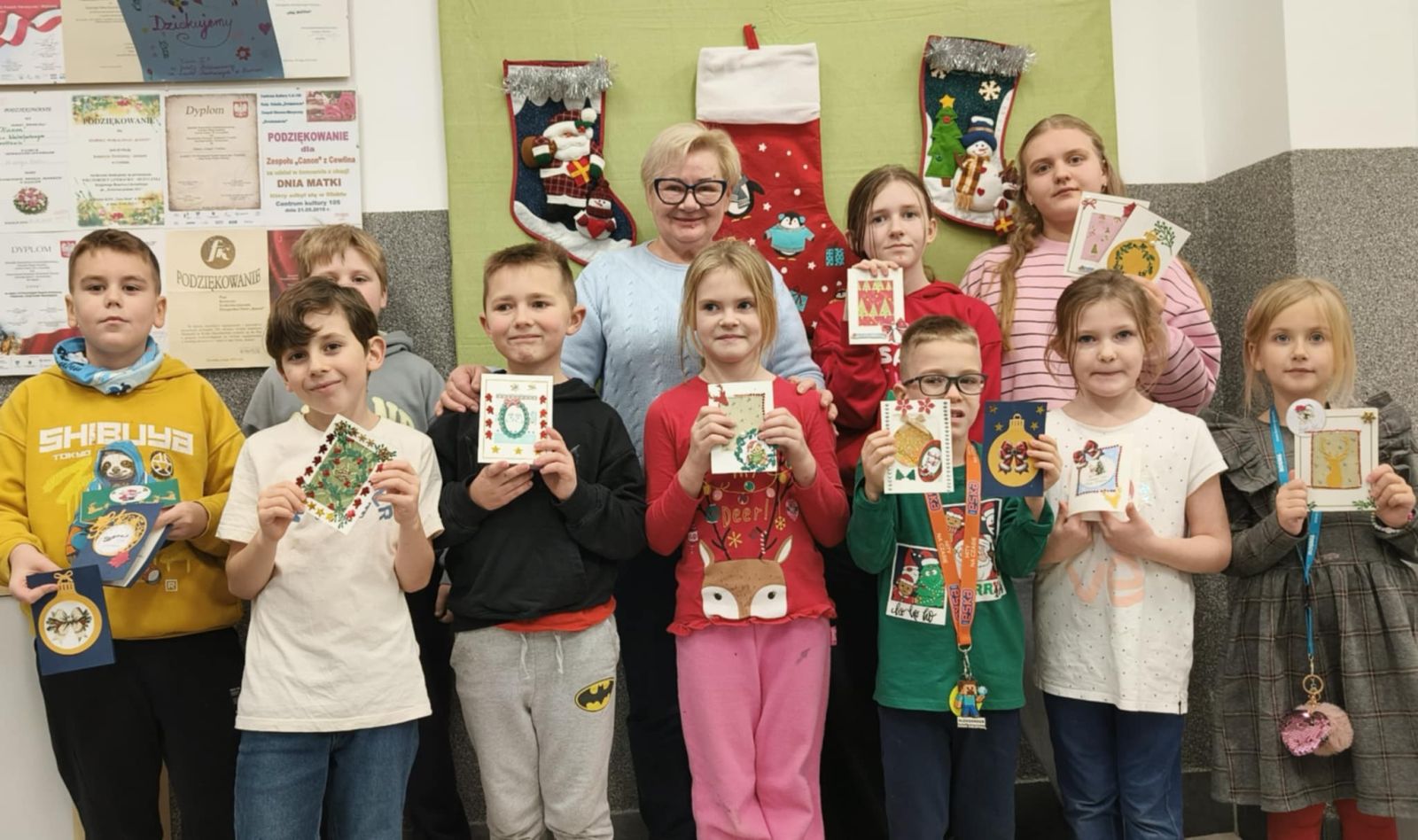 Zdjęcie: Kartki świątecznych dla pacjentów szpitala